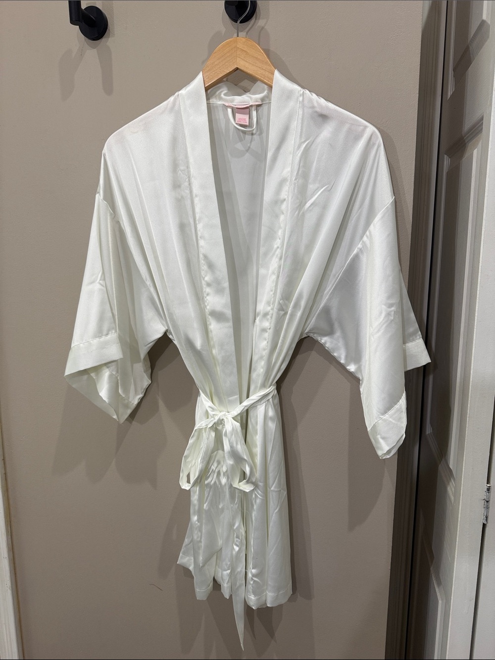 Victoria's Secret White Satin Kimono Robe with Tie